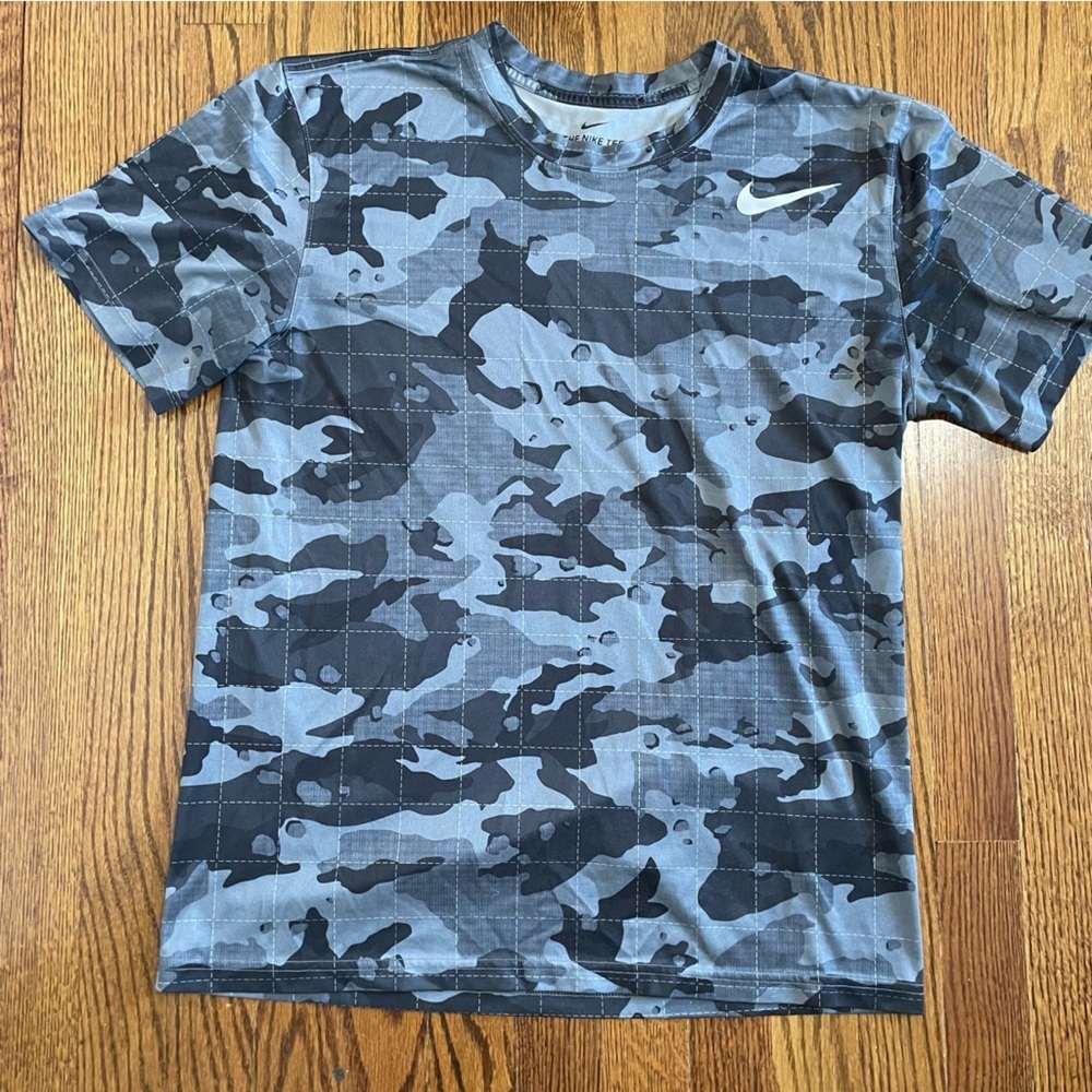 The Nike Tee Short Sleeved Gray Camo Dri Fit Size Medium